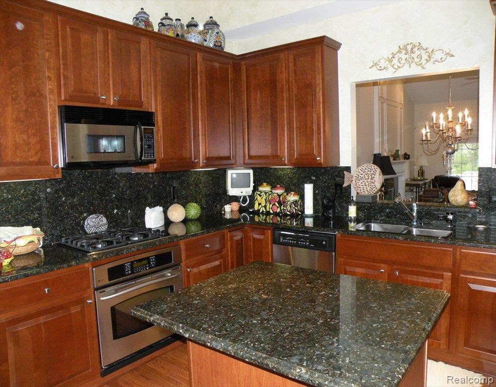 5155 Belmonte Drive, Unit 52 Rochester, MI 48306 - Photo 6 of 25 Kitchen