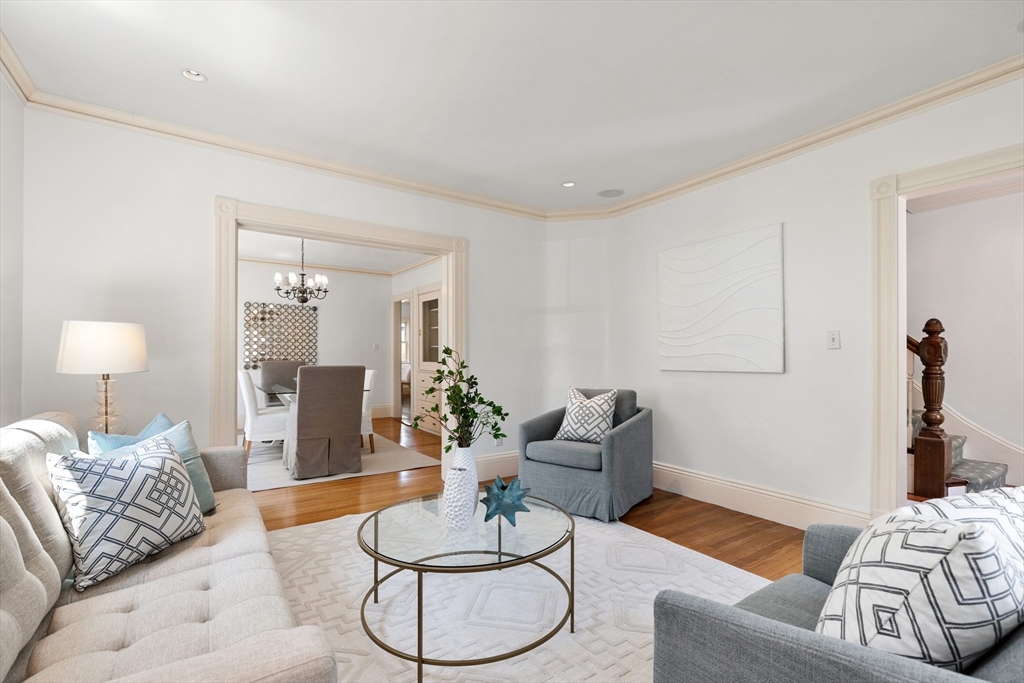 8 Jackson Court Lexington, MA 02421 - Photo 4 of 27 a living room with furniture and a lamp