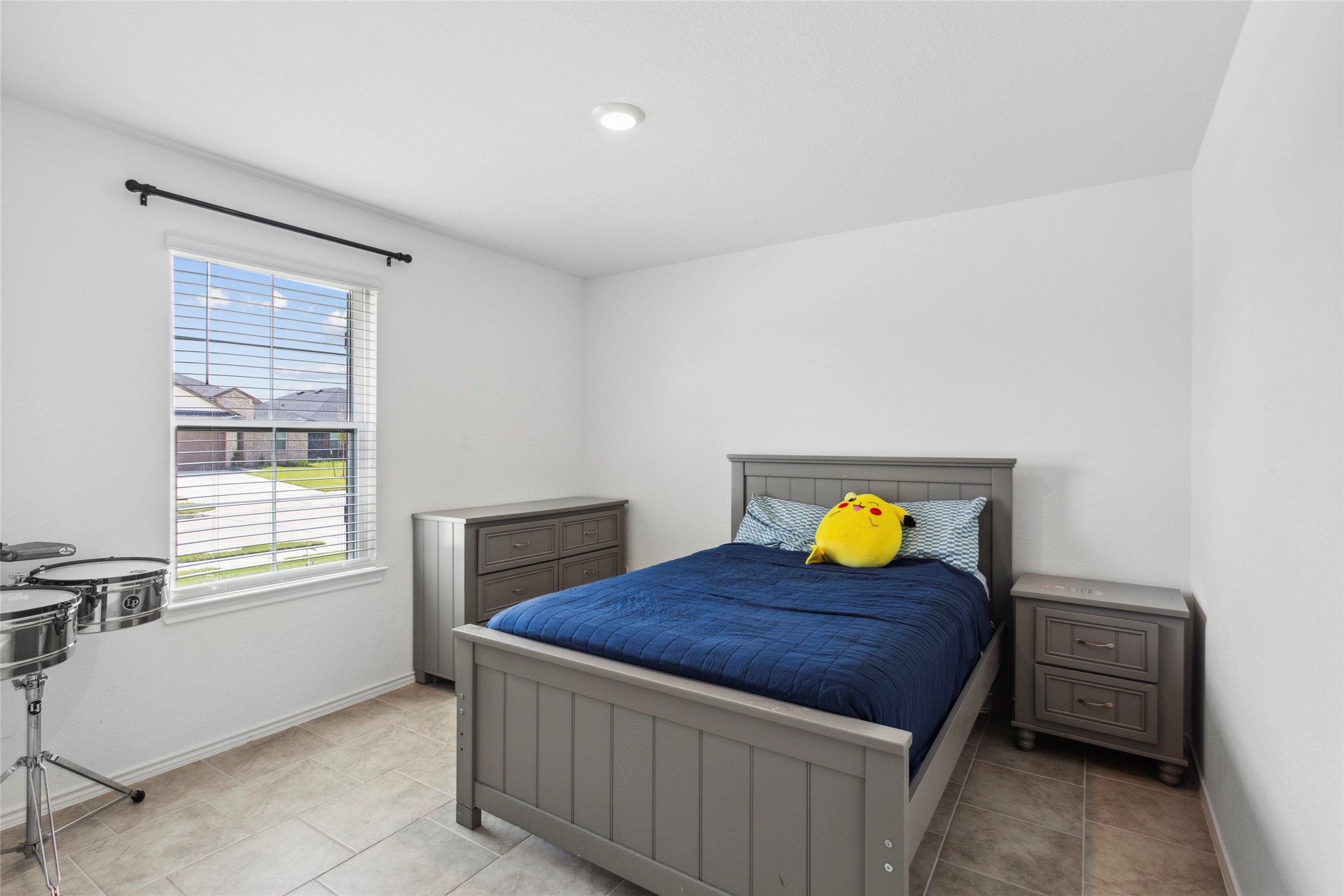 7510 Carson Court Rosharon, TX 77583 - Photo 15 of 23 a large bed sitting in a bedroom next to a window