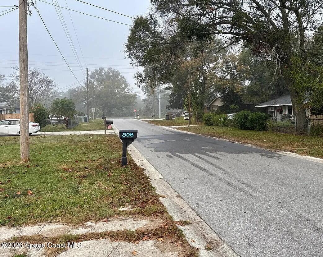 508 Oakland Road Auburndale, FL 33823 - Photo 5 of 5 a view of a yard with plants and a tree