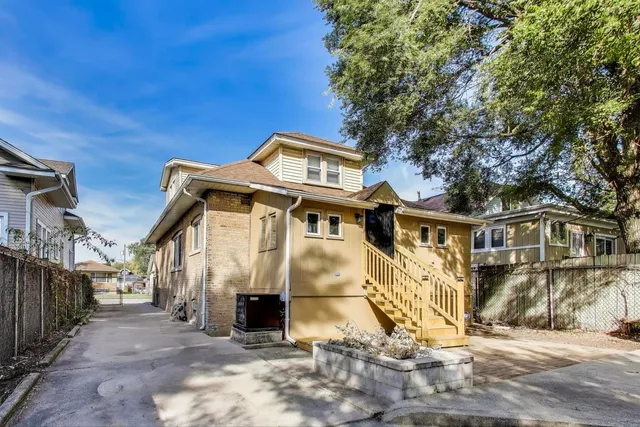 a view of a backyard