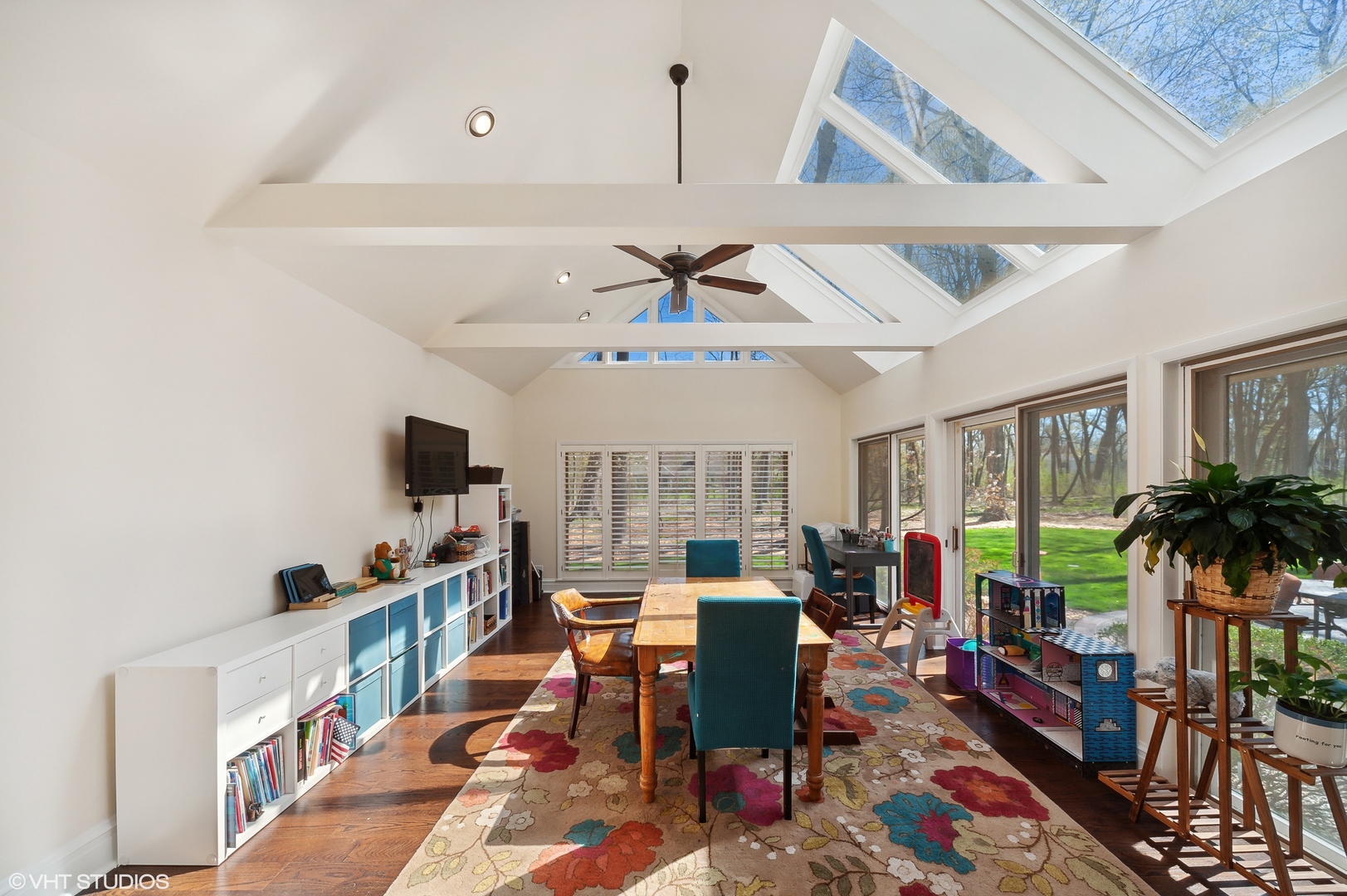 1685 Millburne Road Lake Forest, IL 60045 - Photo 5 of 21 a living room with furniture and a flat screen tv