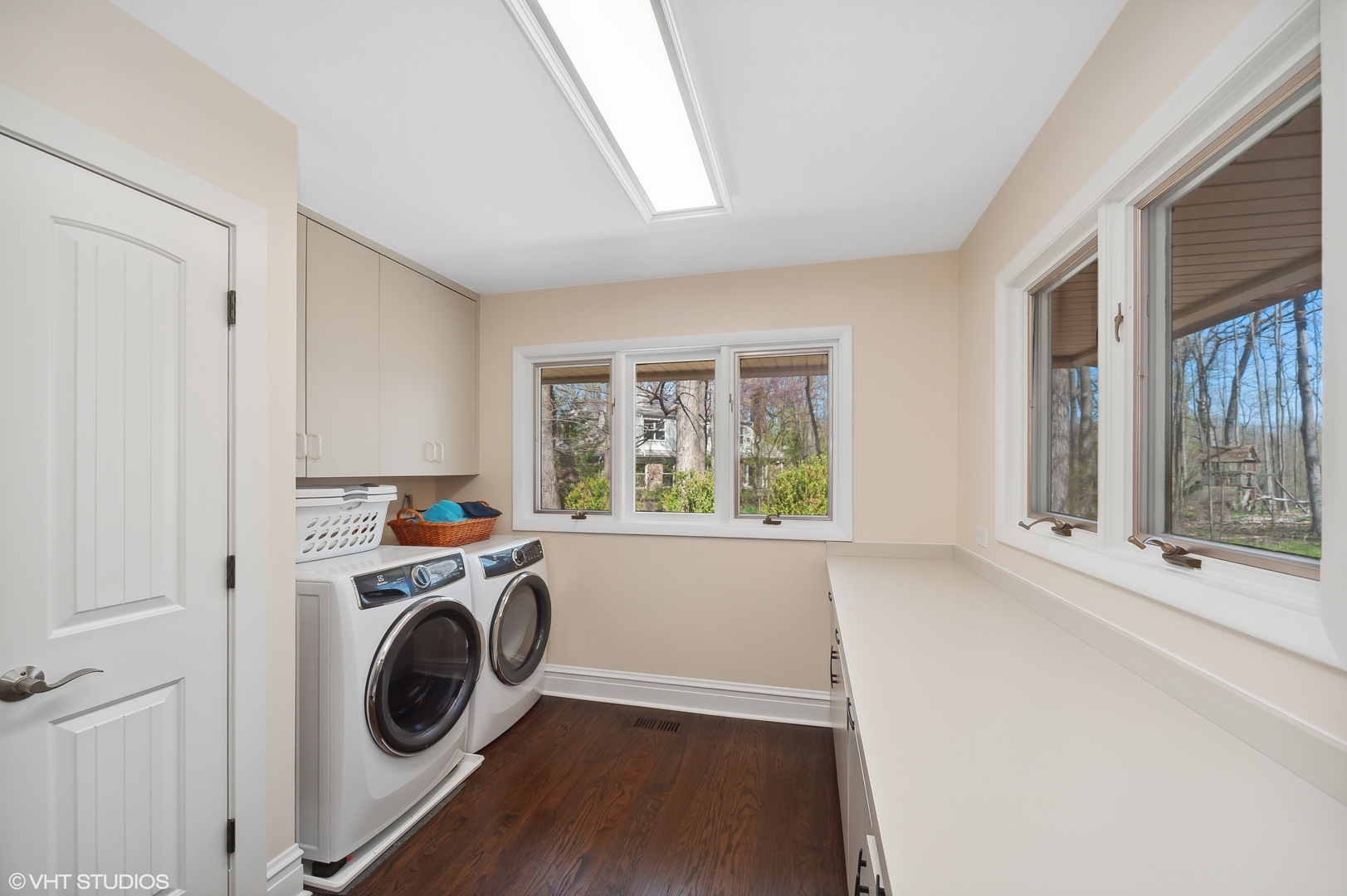 1685 Millburne Road Lake Forest, IL 60045 - Photo 8 of 21 a view of a kitchen with washer and dryer