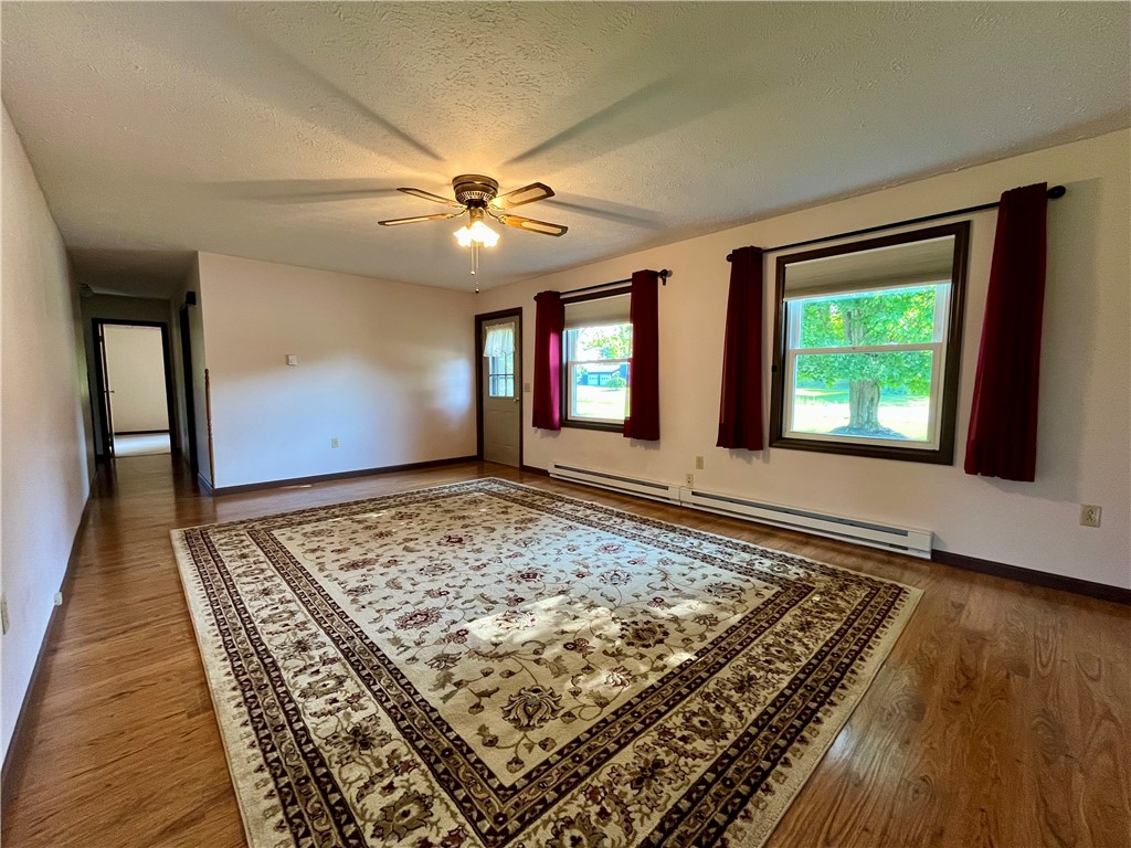 6796 E Port Wolcott, NY 14590 - Photo 10 of 50 Spacious living room