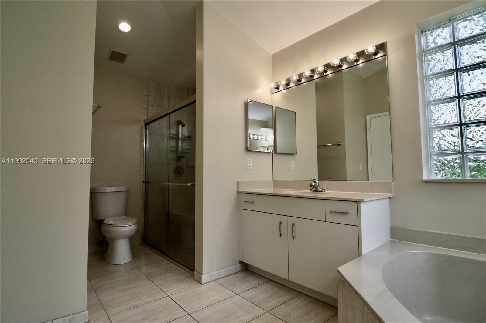 2686 Palmer Place Weston, FL 33332 - Photo 32 of 42 Main bathroom