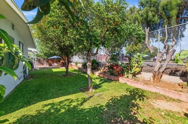 a view of yard with green space