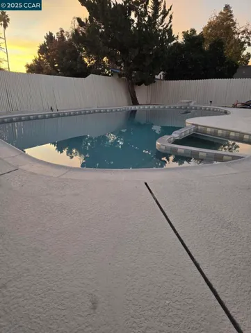 a view of a back yard