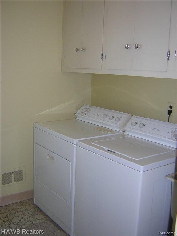 35999 Charter Crest Road Farmington, MI 48335 - Photo 16 of 18 MAIN FLOOR LAUNDRY.jpg