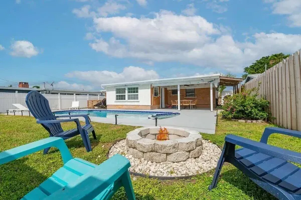 a view of a house with backyard