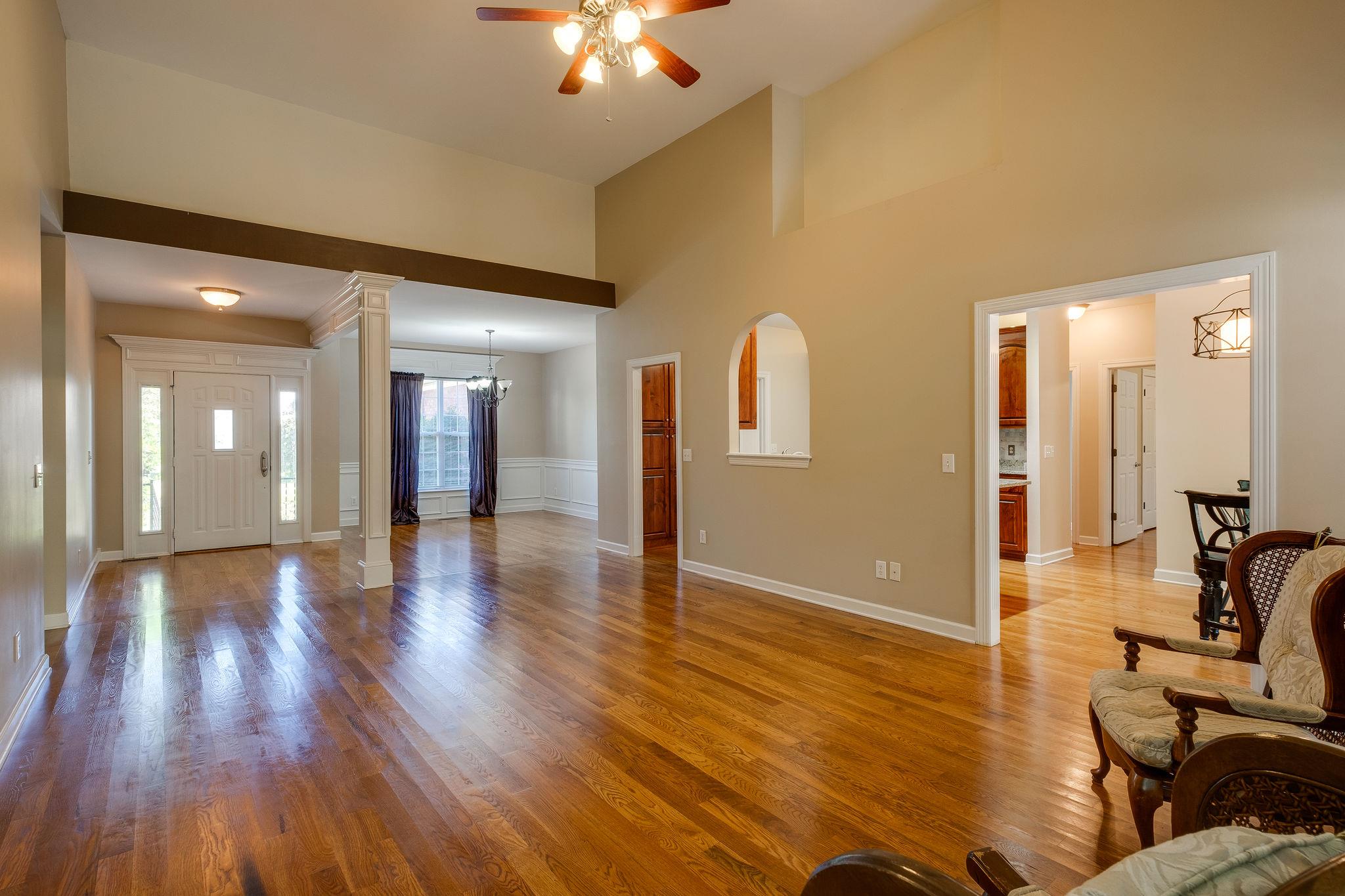 2005 Viewpointe Way Columbia, TN 38401 - Photo 8 of 29 a view of a livingroom with furniture hardwood floor