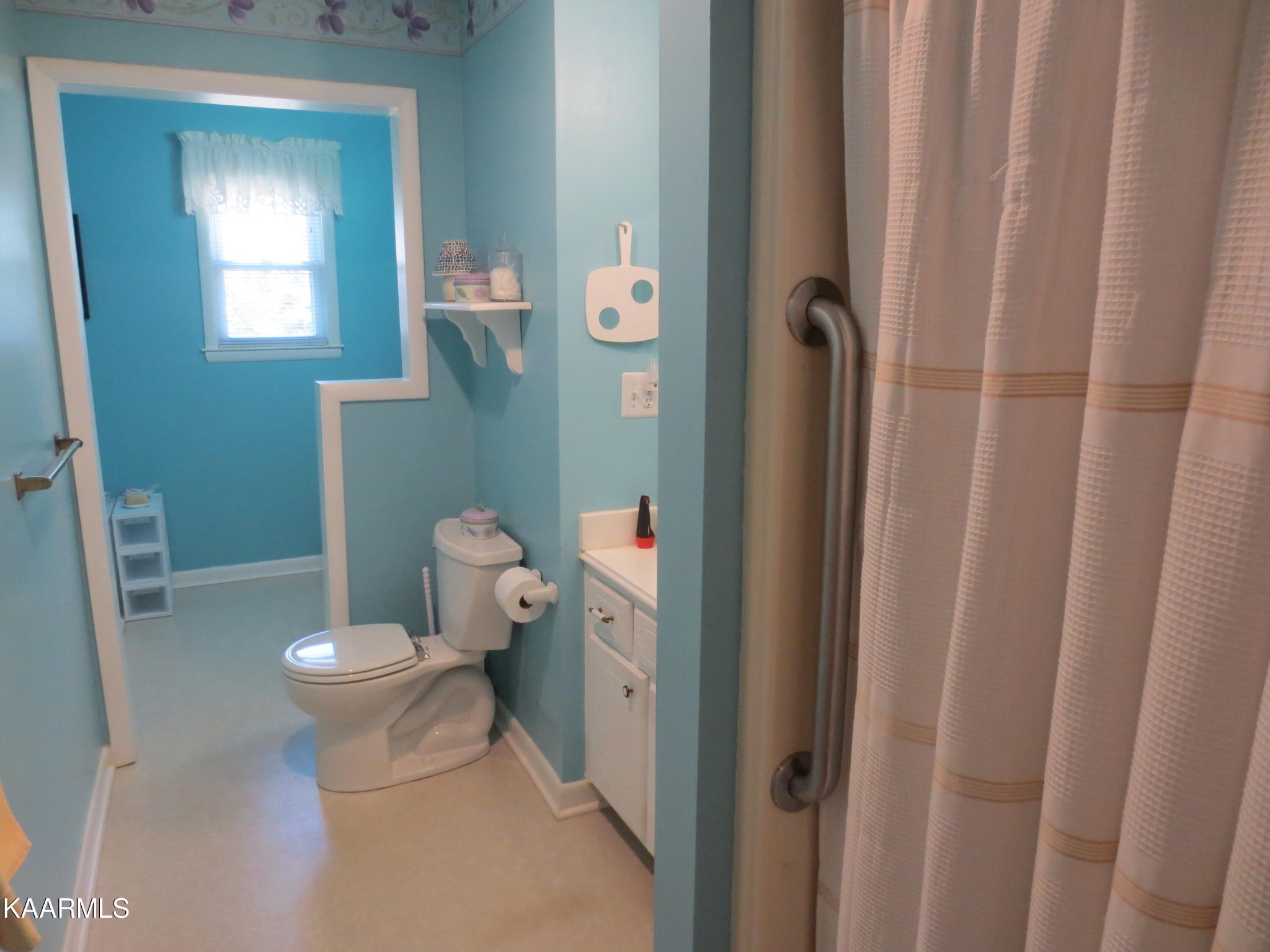1327 Ridgeway Circle Athens, TN 37303 - Photo 18 of 49 a bathroom with a toilet and a shower
