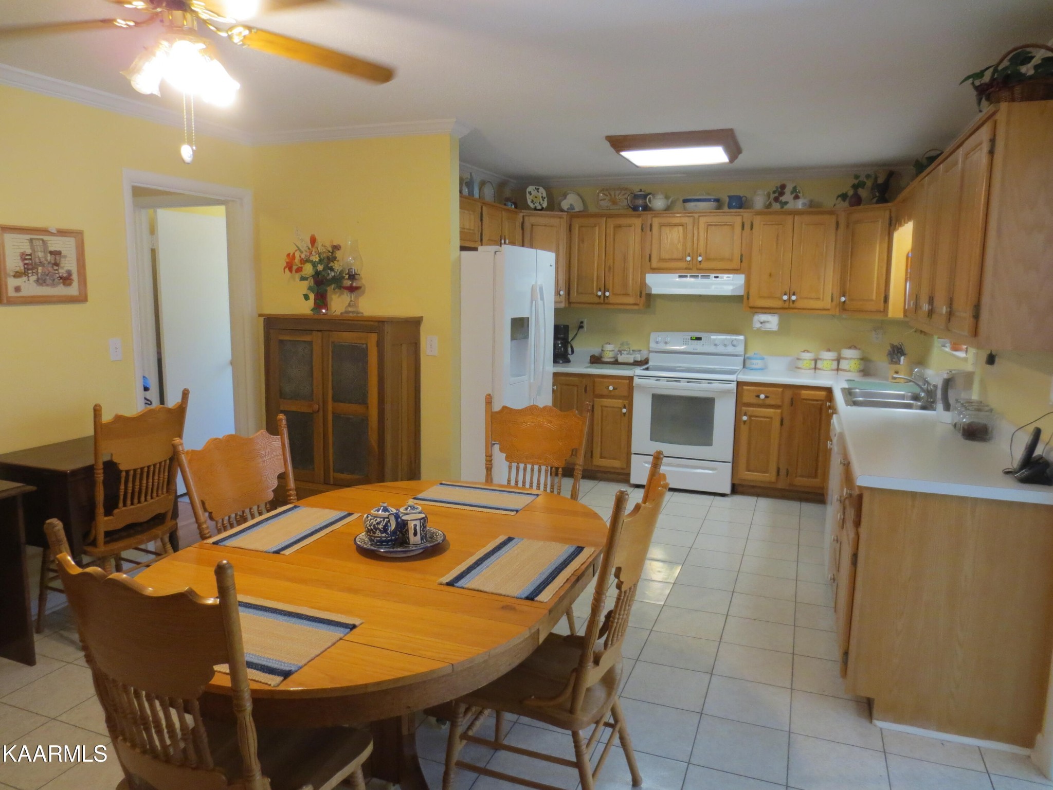 1327 Ridgeway Circle Athens, TN 37303 - Photo 8 of 49 a view of a dining room with furniture