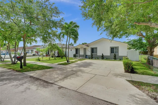 a view of a house with a backyard