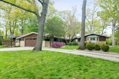 $1,095,000 | 28 Lancaster Lane, Lincolnshire, IL 60069