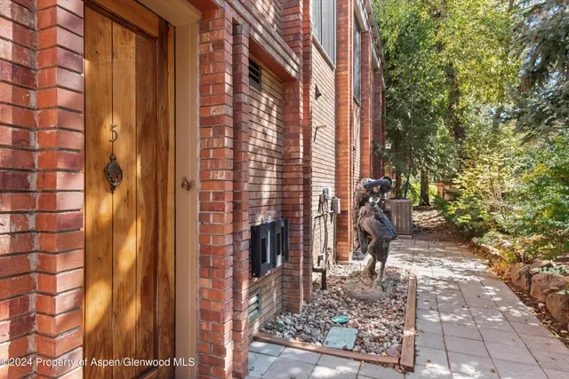 a view of a pathway along the building