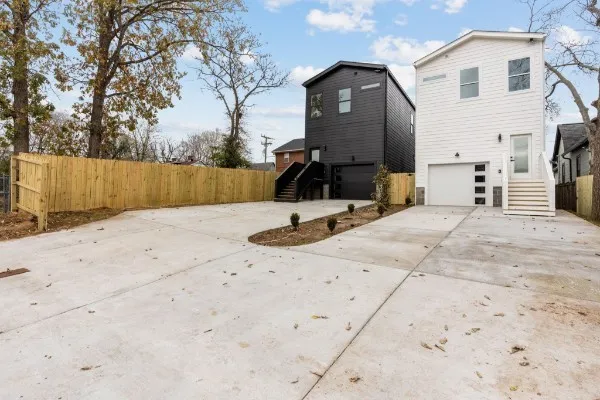 a view of backyard of the house