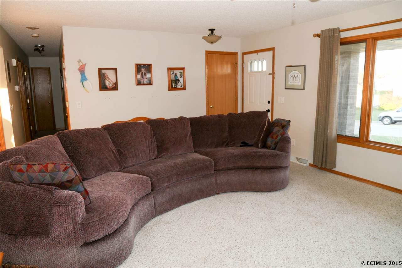 2301 Antler Ridge Drive Dubuque, IA 52002 - Photo 2 of 25 Gallery Image 2