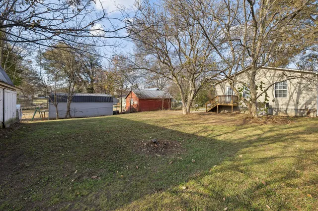 a view of yard with tree