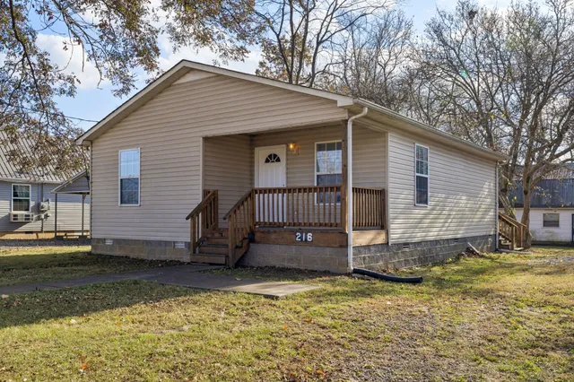 a view of a house with backyard