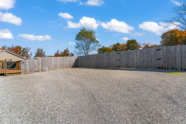 a view of a backyard