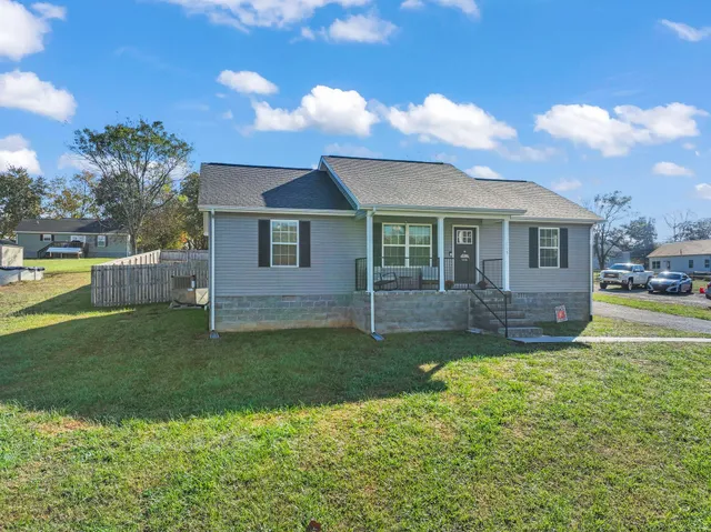 a view of a house with a yard