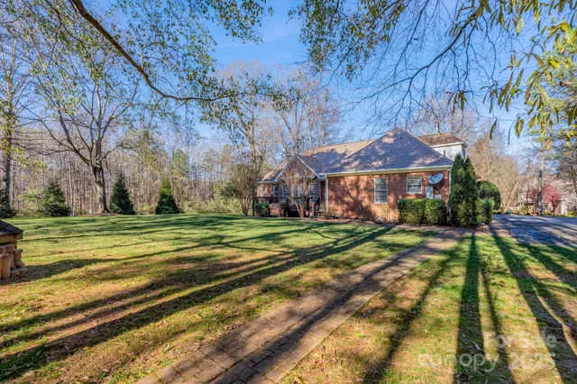 a view of a houses with yard and tree s