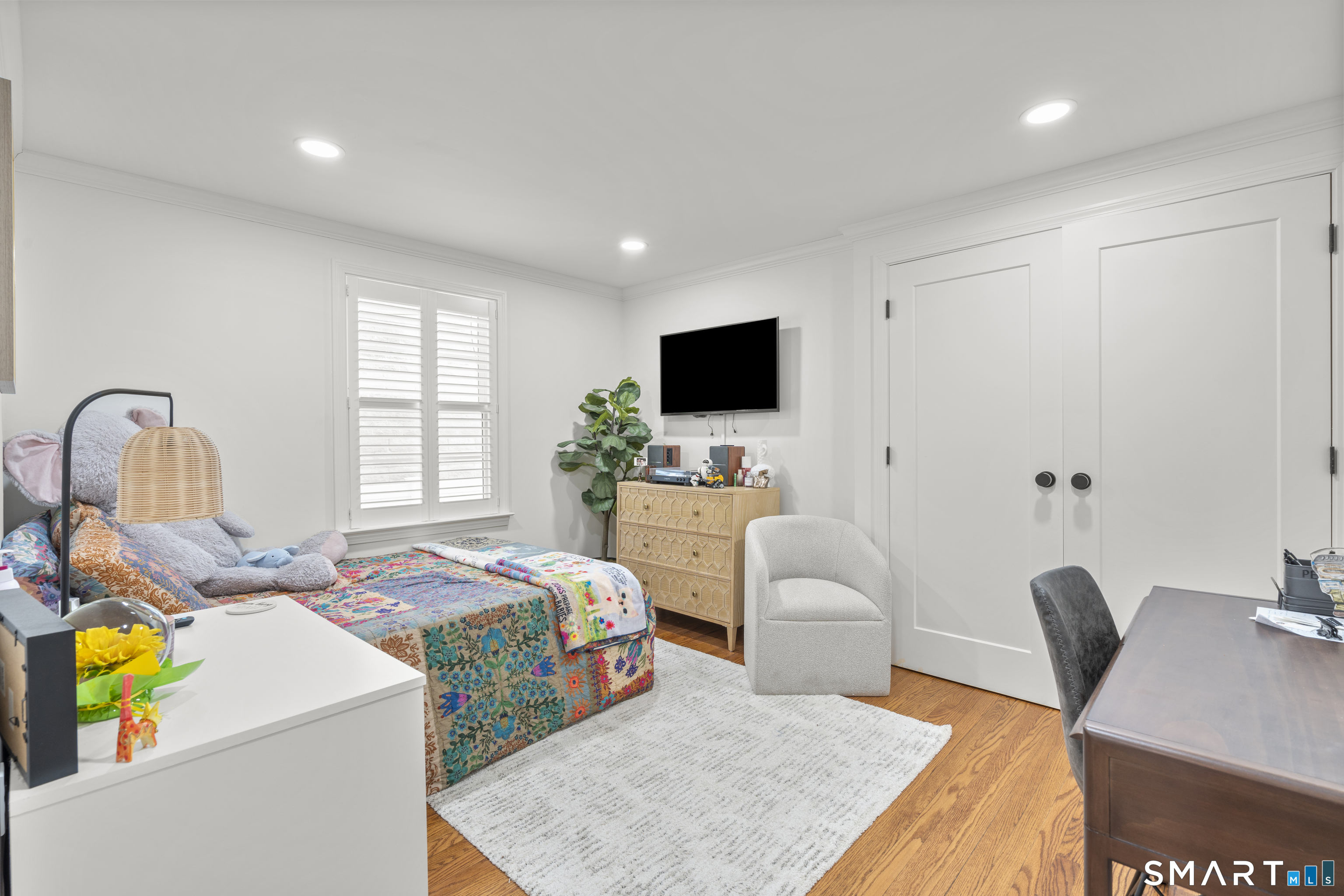 180 Ruane Street, Unit 1 Fairfield, CT 06824 - Photo 12 of 20 a bedroom with a bed and a flat screen tv