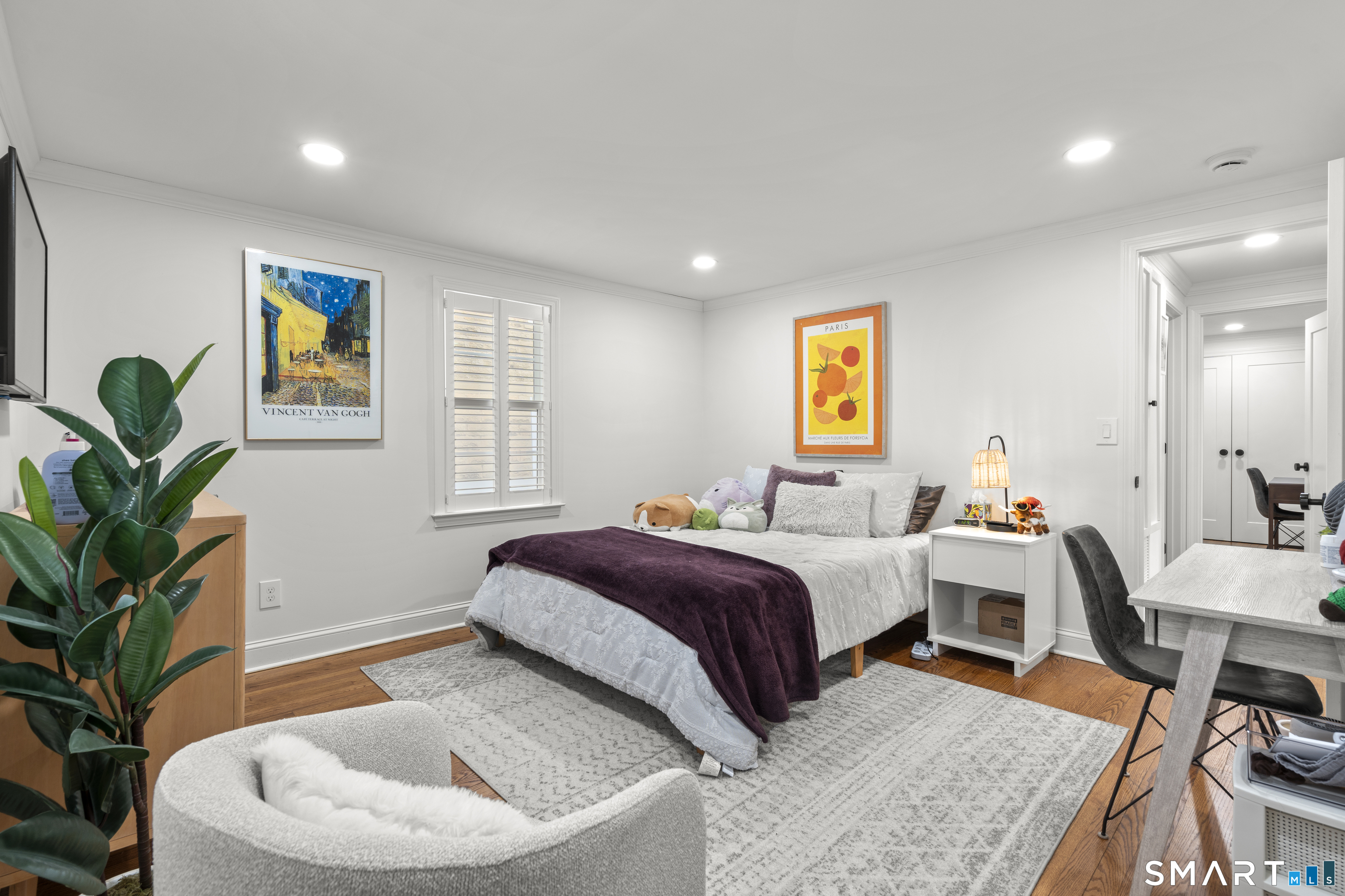 180 Ruane Street, Unit 1 Fairfield, CT 06824 - Photo 19 of 20 a bedroom with a bed and a potted plant