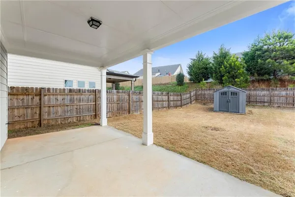 a view of a backyard