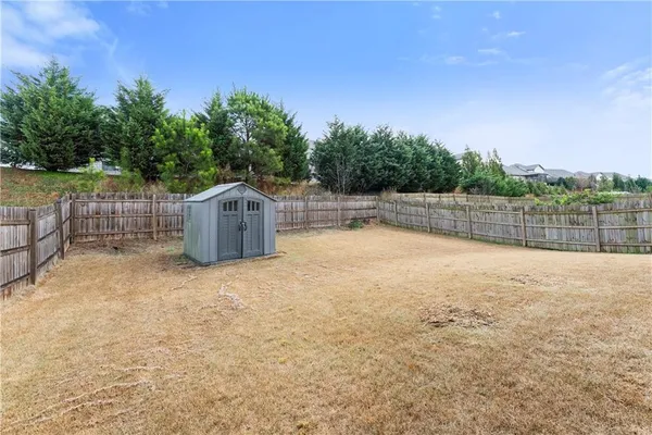 a view of a backyard