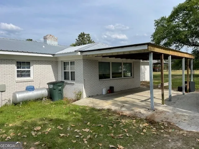 a view of a house with backyard and furniture