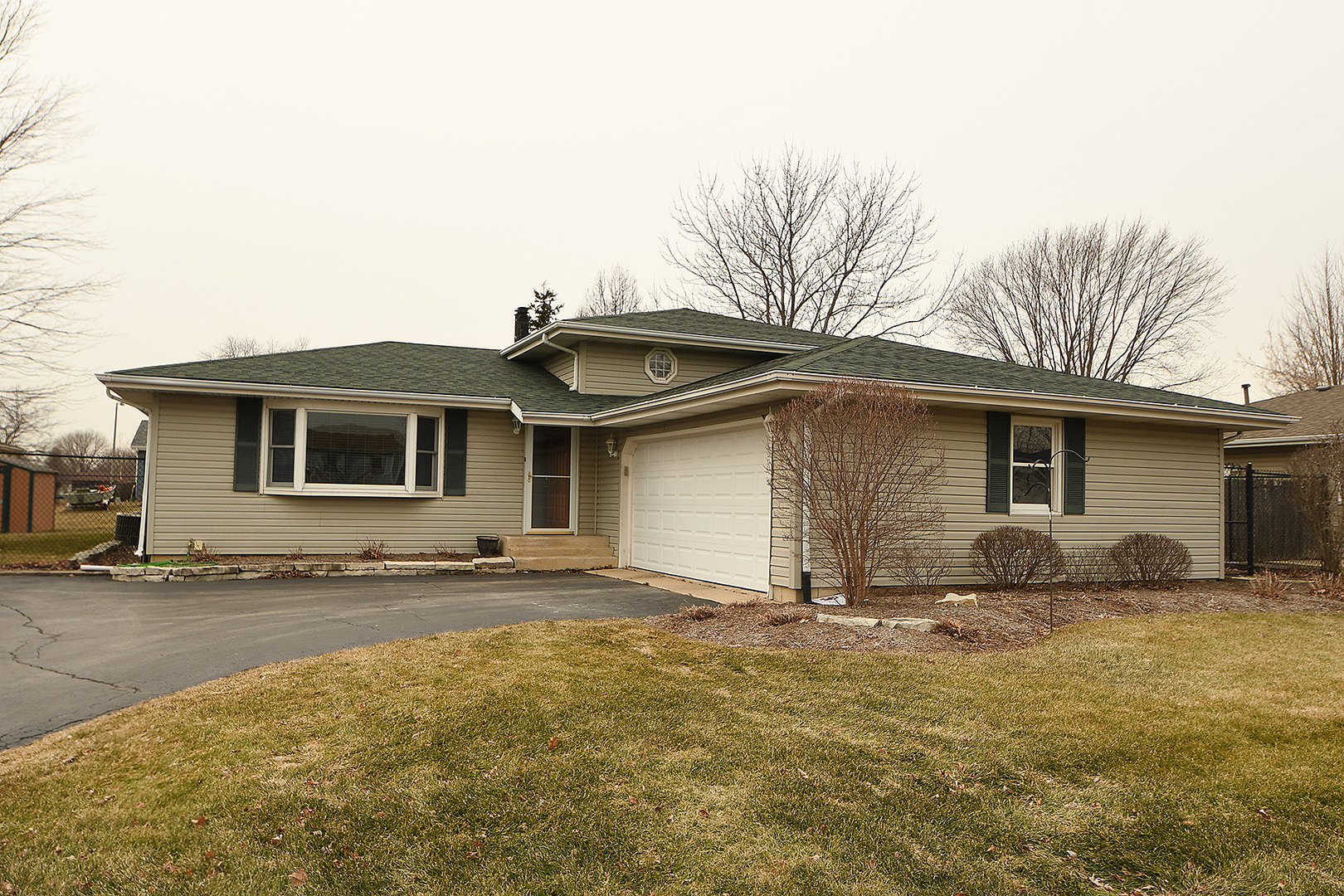 921 Barnside Road New Lenox, IL 60451 - Photo 2 of 27 a front view of a house with yard