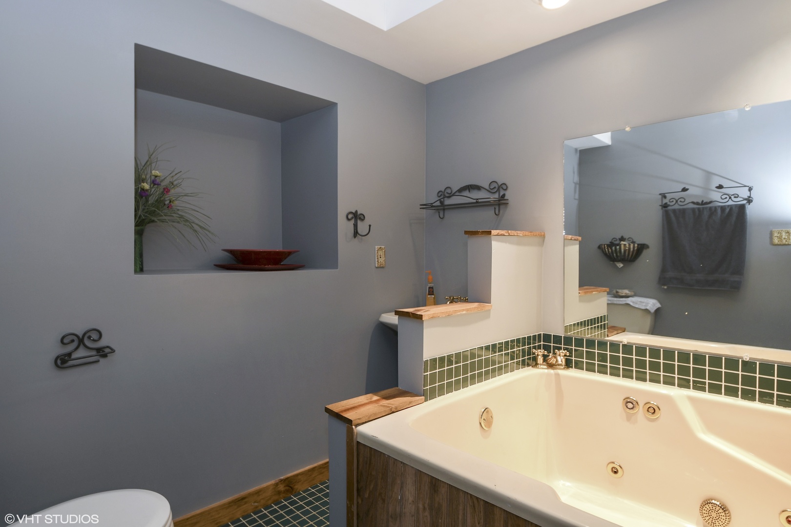 921 Barnside Road New Lenox, IL 60451 - Photo 15 of 27 a bathroom with a bathtub and a sink