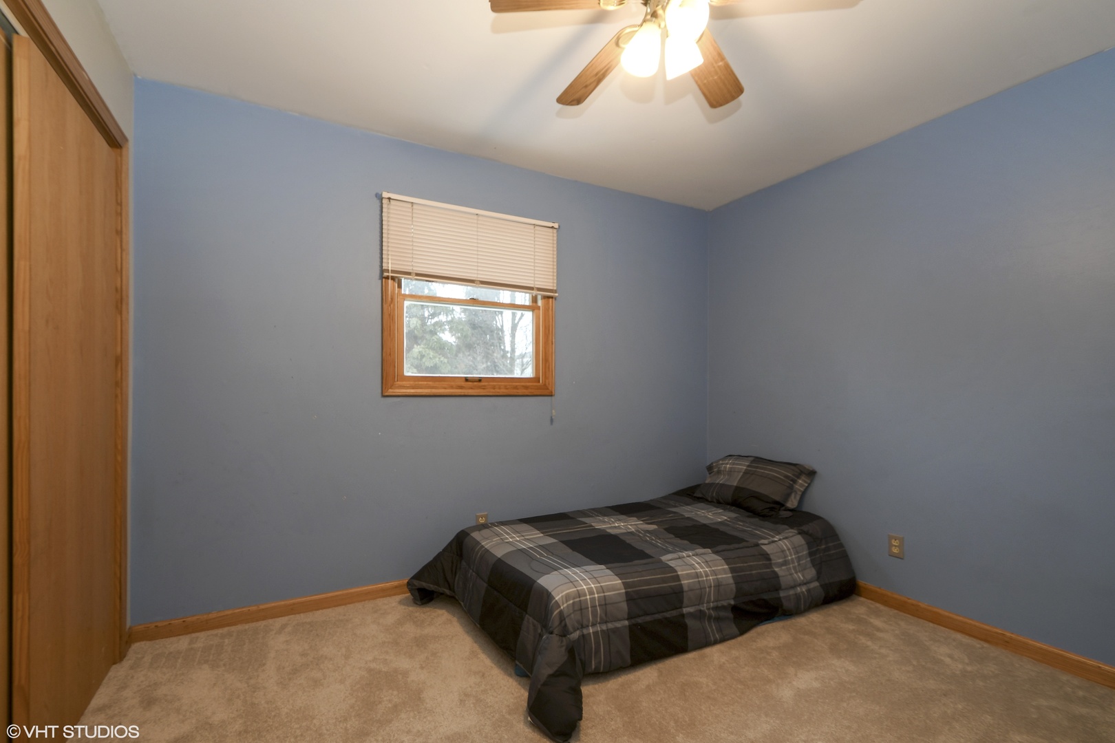 921 Barnside Road New Lenox, IL 60451 - Photo 17 of 27 a bedroom with a bed and a window