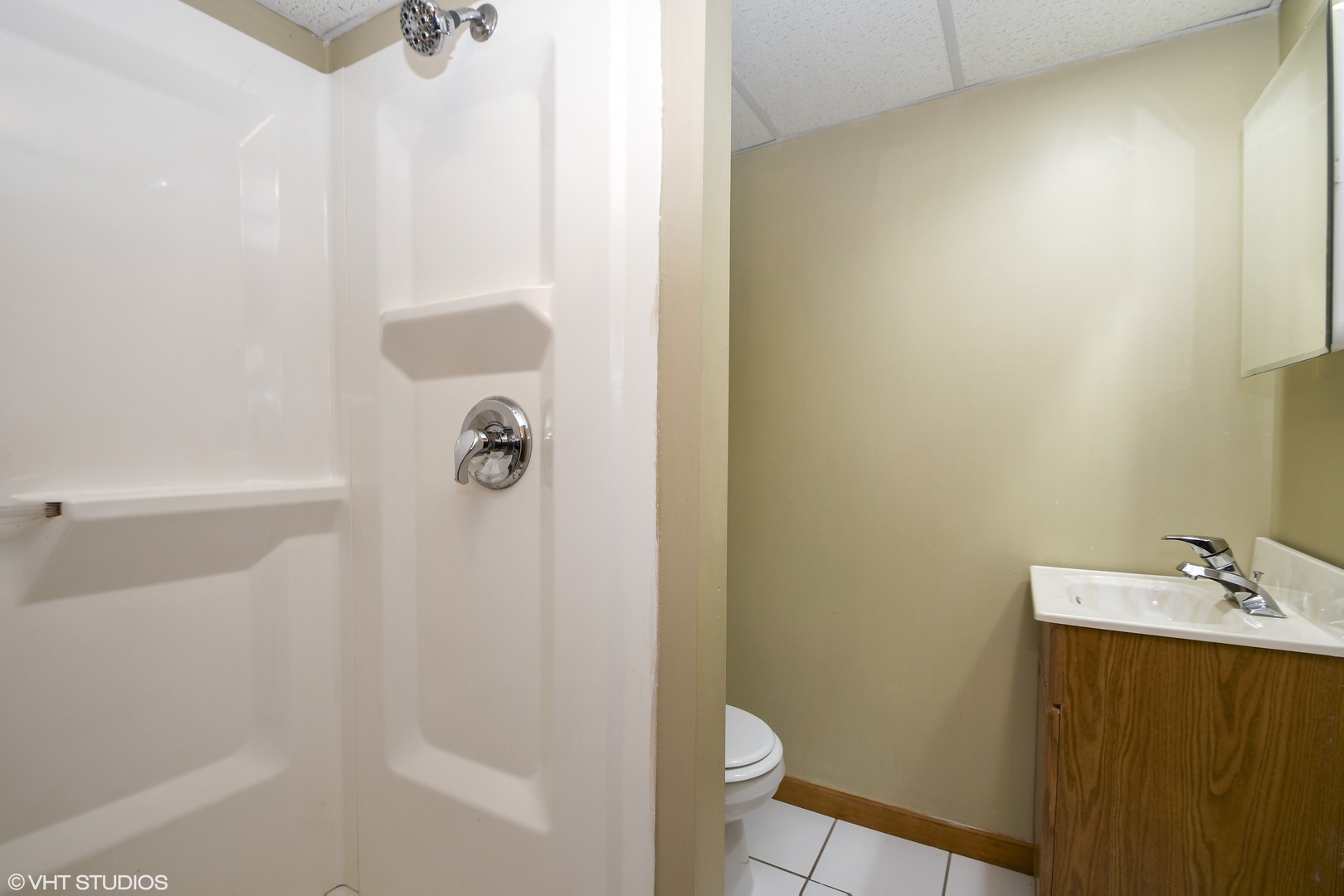 921 Barnside Road New Lenox, IL 60451 - Photo 21 of 27 a bathroom with a shower a toilet and sink