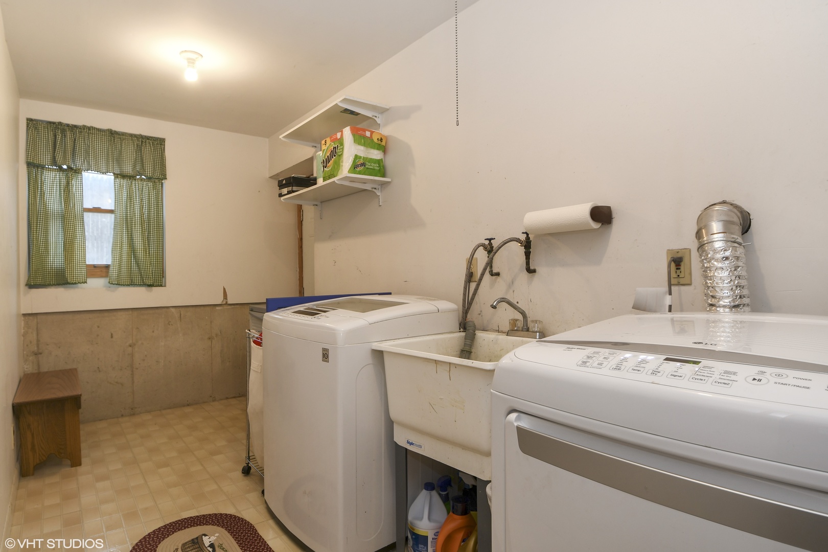921 Barnside Road New Lenox, IL 60451 - Photo 22 of 27 a bathroom with a sink and a mirror