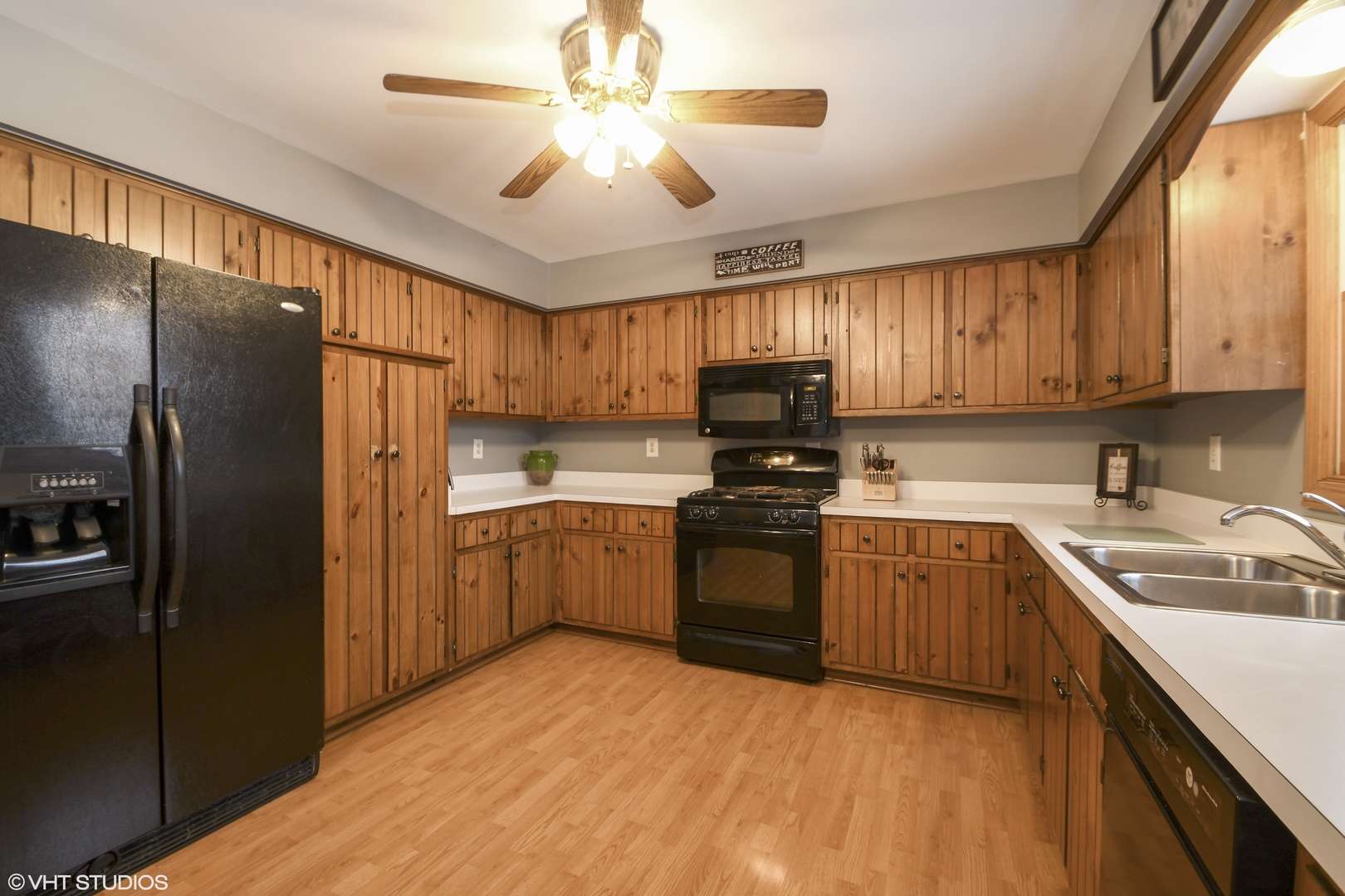 921 Barnside Road New Lenox, IL 60451 - Photo 7 of 27 a kitchen with stainless steel appliances granite countertop a refrigerator stove microwave and sink