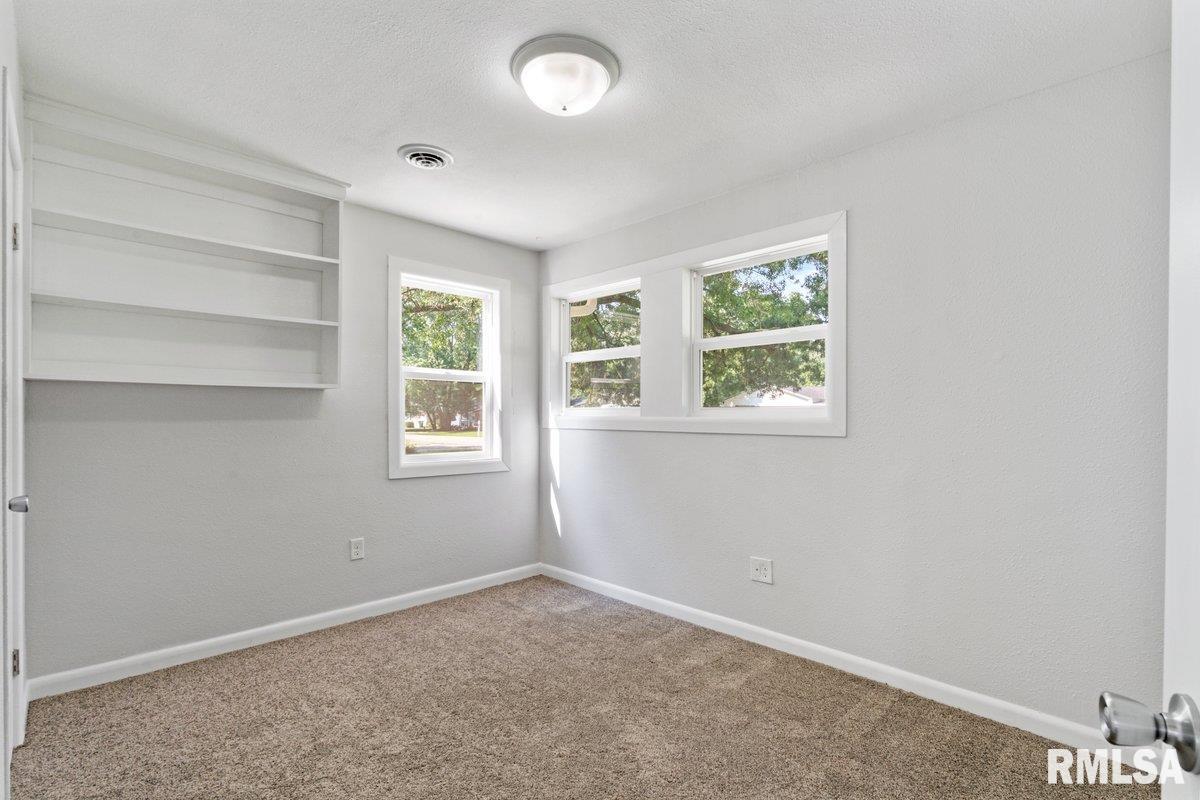 3914 15th Street B Moline, IL 61265 - Photo 13 of 31