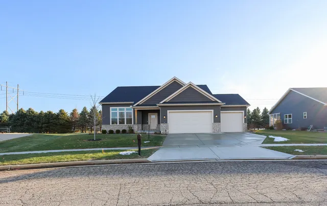 $520,000 | 41 Brookstone Circle, Bloomington, IL 61704