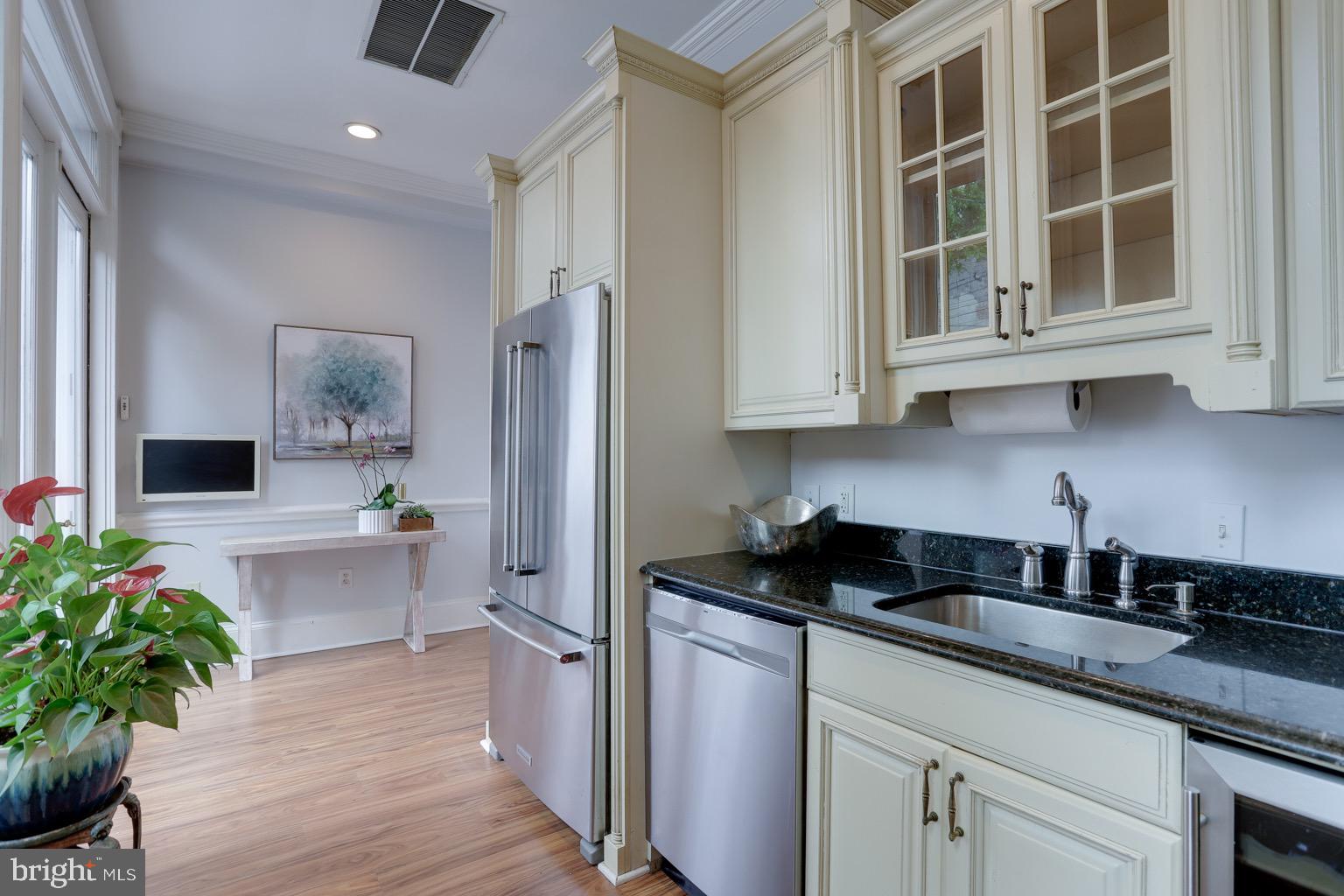 711 Massachusetts Avenue Northeast Washington, DC 20002 - Photo 17 of 68 Lovely gourmet kitchen