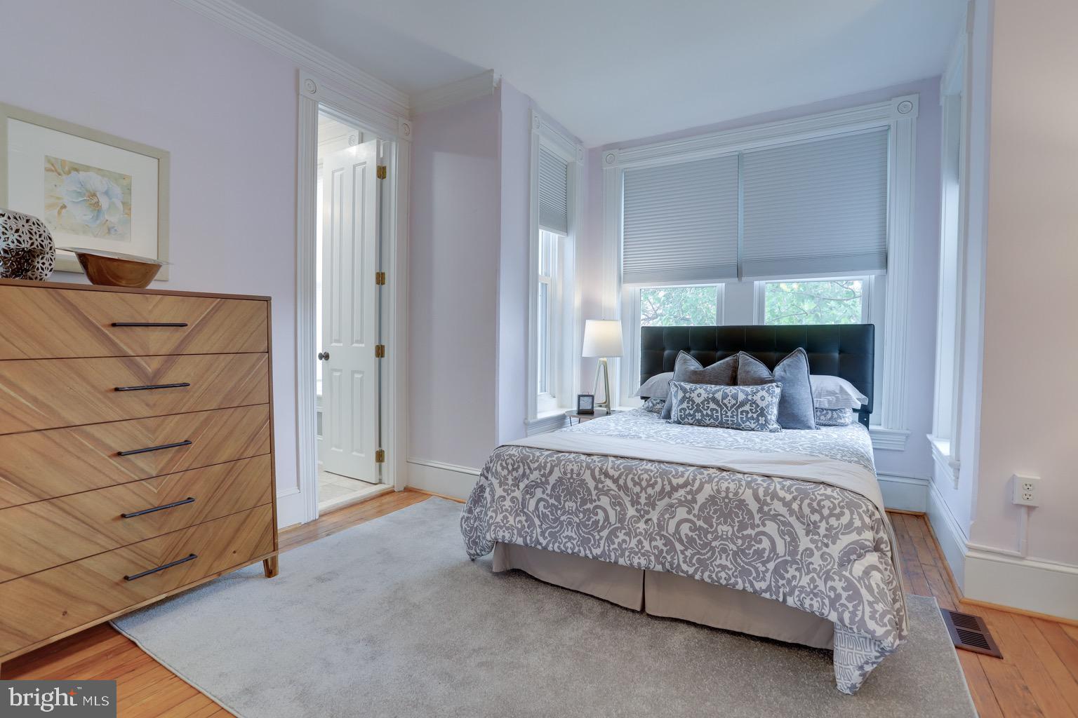 711 Massachusetts Avenue Northeast Washington, DC 20002 - Photo 29 of 68 Primary bath off primary bedroom