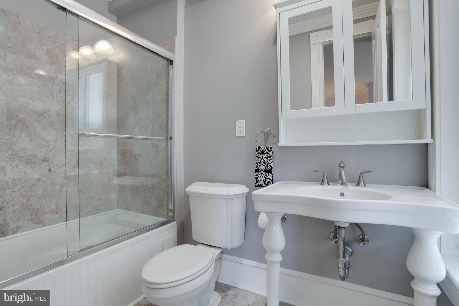 711 Massachusetts Avenue Northeast Washington, DC 20002 - Photo 30 of 68 Features a jetted tub