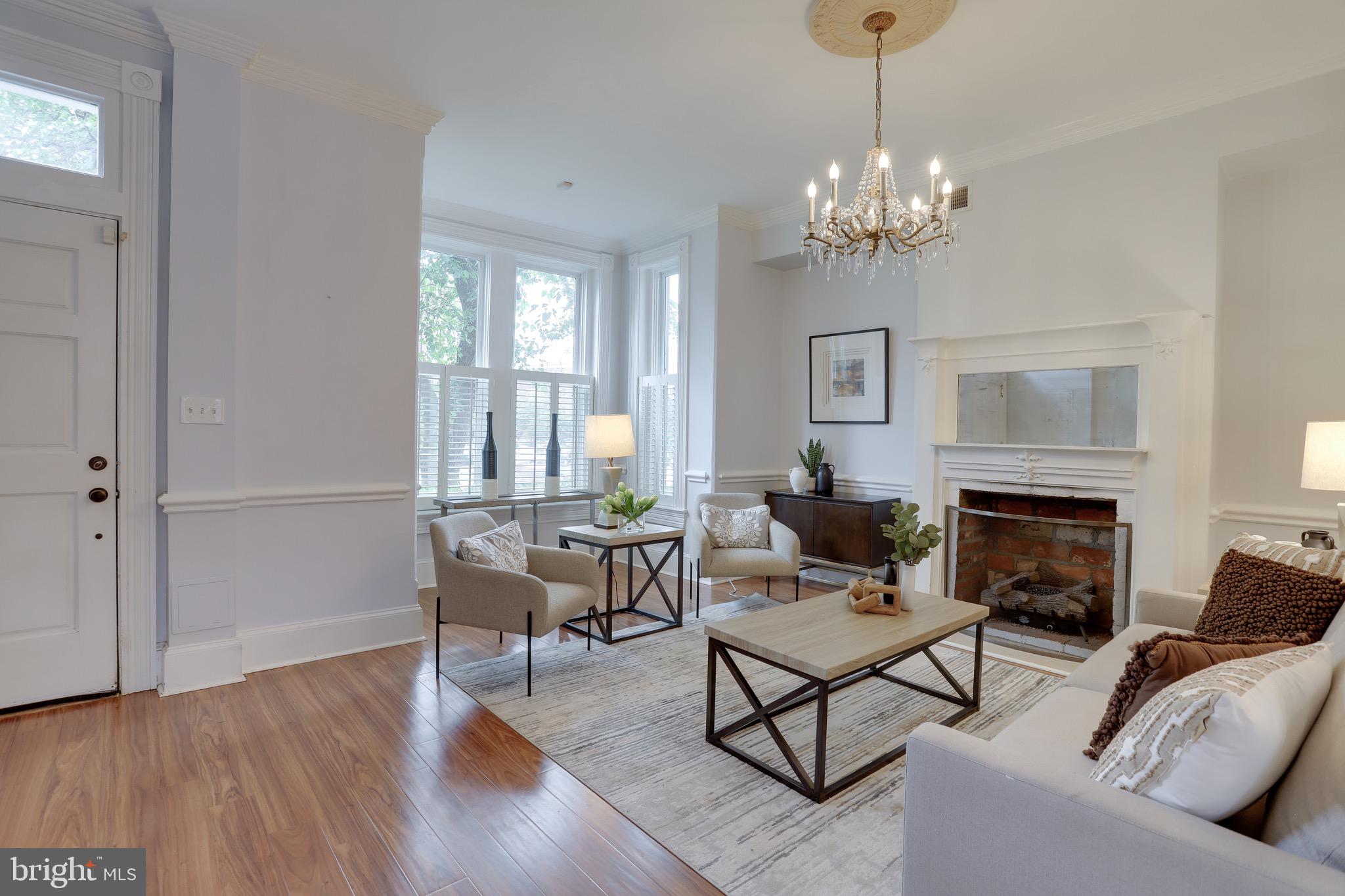 711 Massachusetts Avenue Northeast Washington, DC 20002 - Photo 8 of 68 Large living & dining room combo