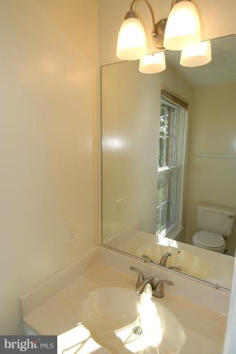 1489 Autumn Ridge Circle Reston, VA 20194 - Photo 10 of 23 a bathroom with a bathtub and a sink