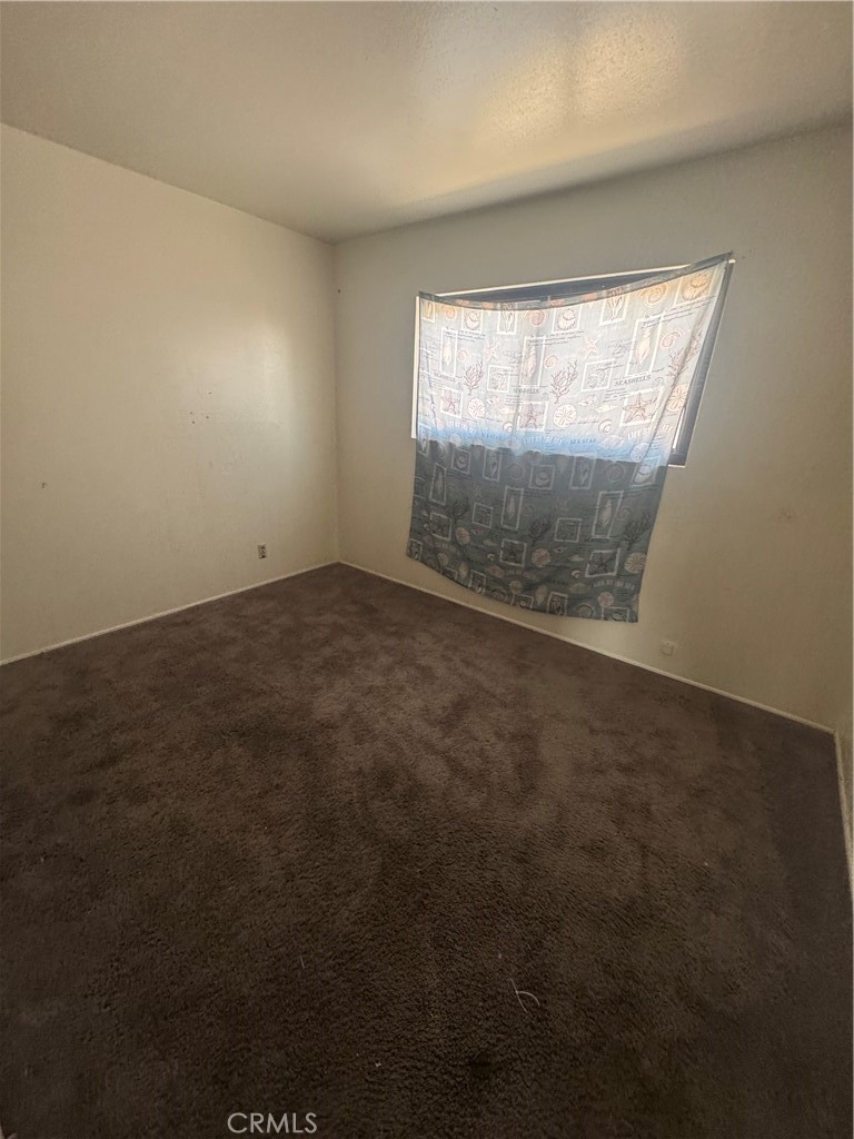 1901 Sunrise Road Barstow, CA 92311 - Photo 7 of 10 an empty room with a window