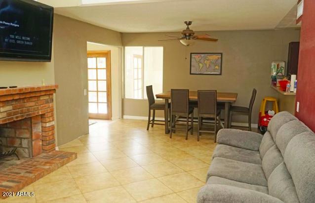 7030 South 42nd Street Phoenix, AZ 85042 - Photo 7 of 15 Greatroom old 2