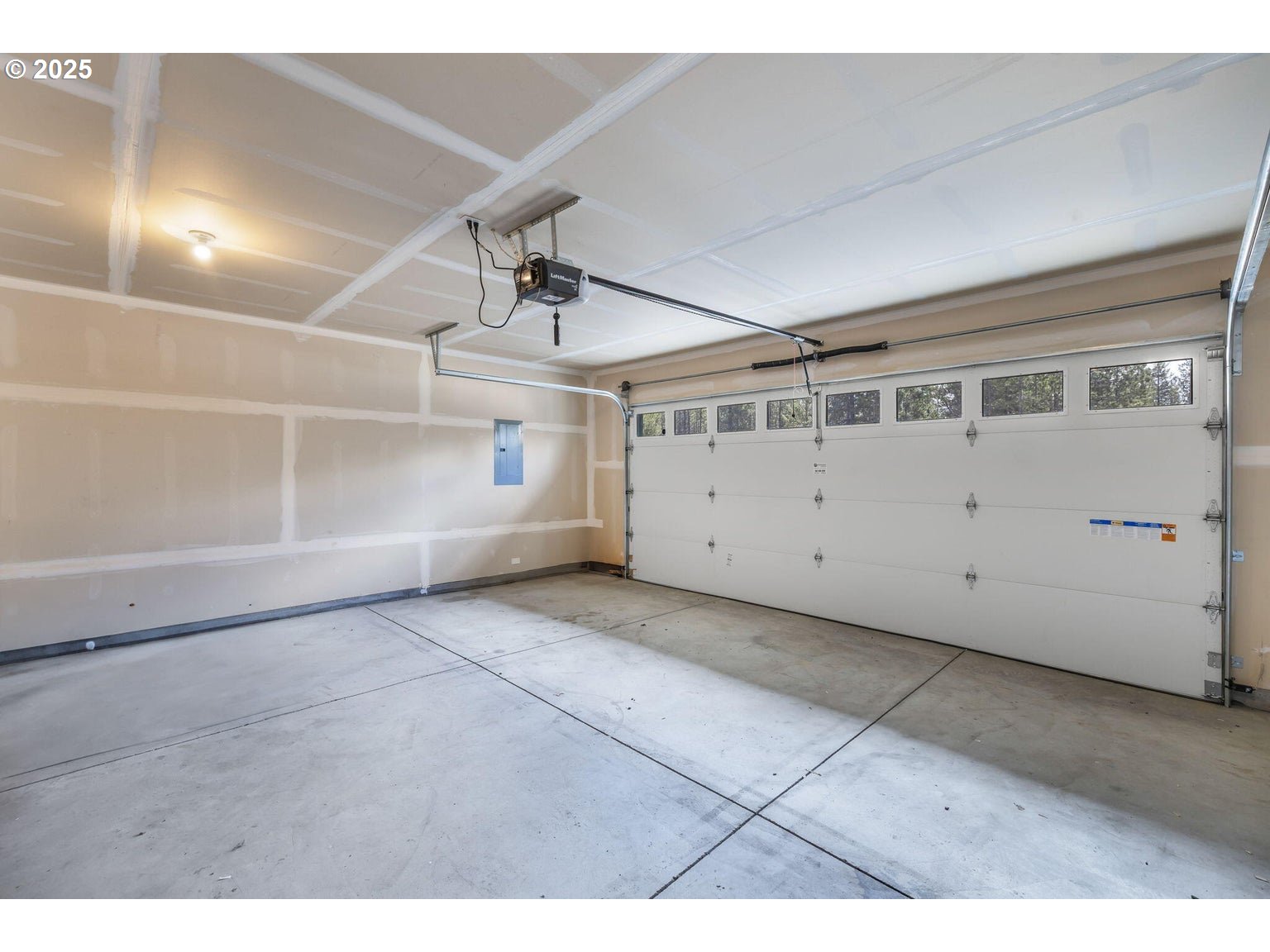11421 Burlwood Road La Pine, OR 97739 - Photo 22 of 31 a view of a garage