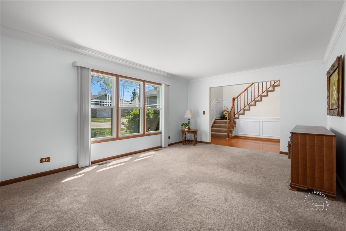 375 Hunter Drive Carol Stream, IL 60188 - Photo 11 of 20 a view of an empty room with a window