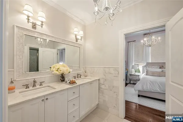 a en suite bathroom with double sink and a mirror