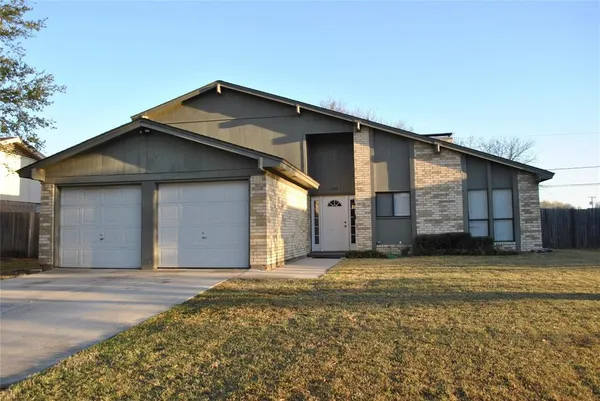 $1,925 | 720 Ash Street, Burleson, TX 76028